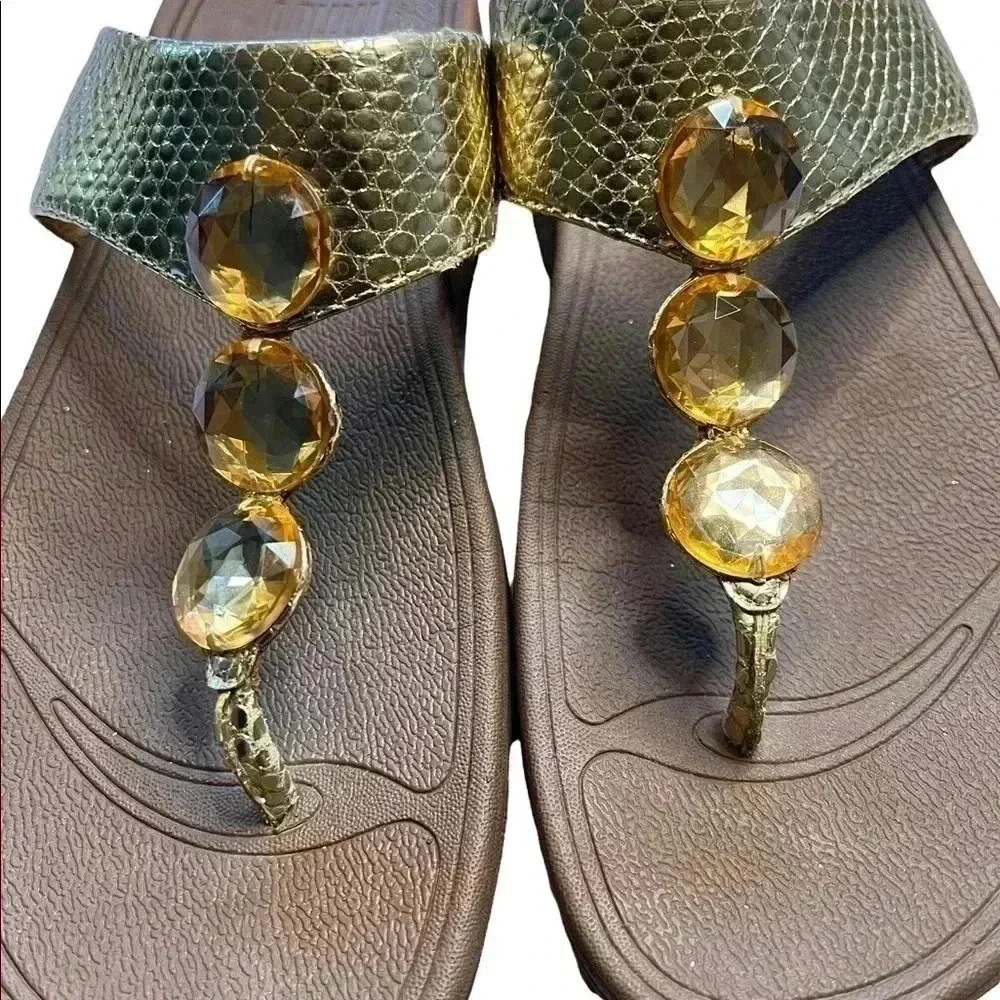 WOMEN’S FITFLOPS GOLD W/GOLD BEADED DETAILS•SIZE 10•PREOWNED GREAT CONDITION•